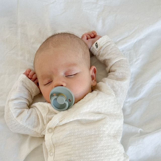 Hạn chế cho bé ngủ cùng giường