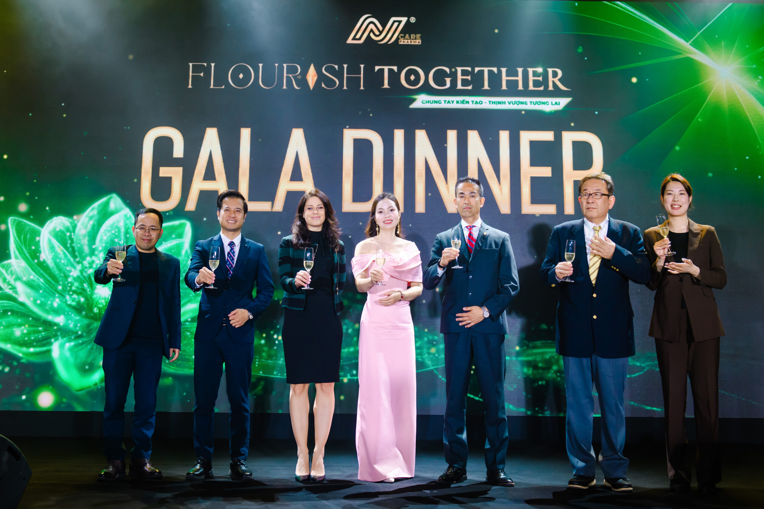 CEO AN Care Pharma cùng các khách mời đặc biệt nâng ly khai tiệc