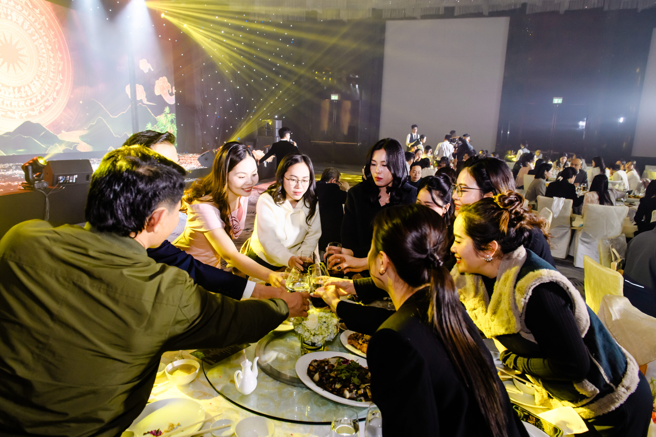 CEO AN Care Pharma cùng các quý đối tác nâng ly chúc mừng