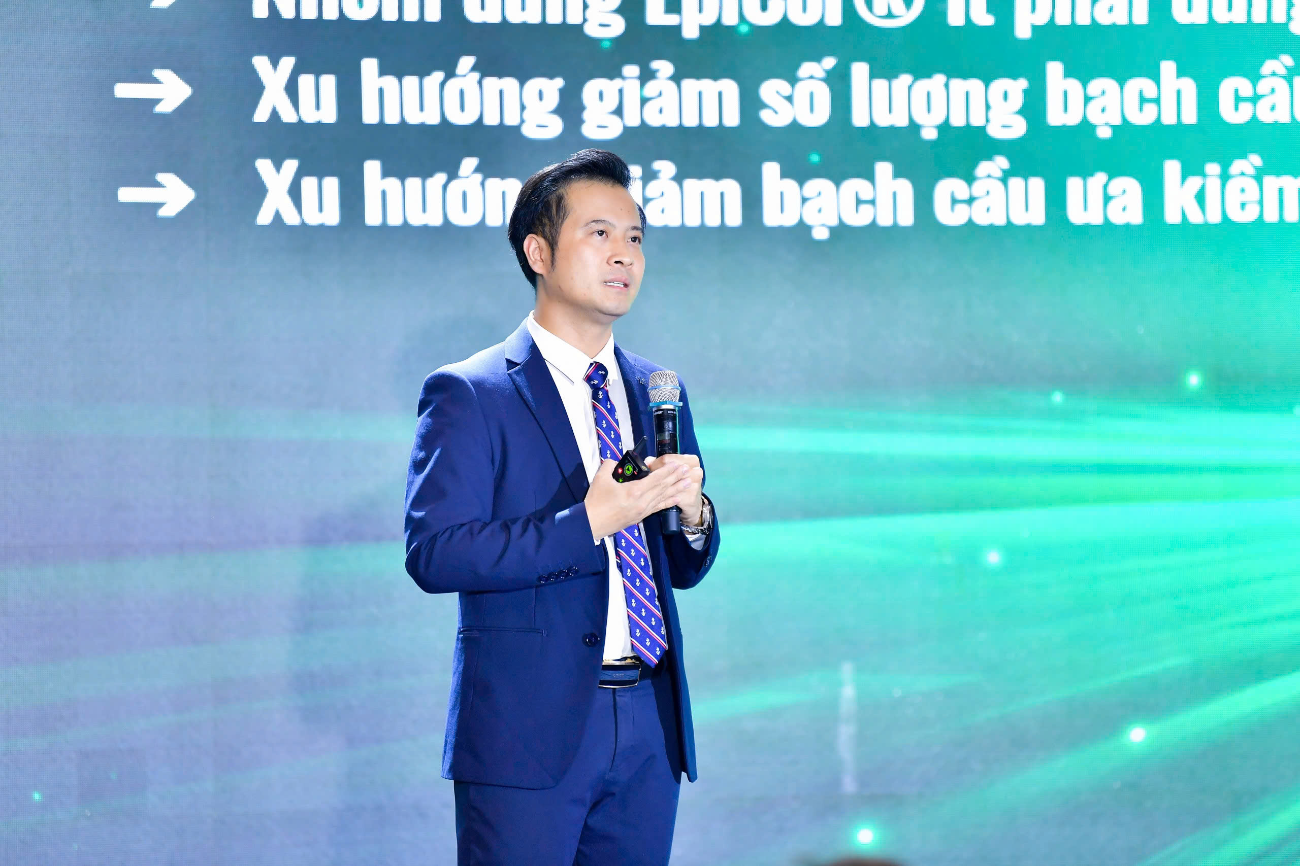 TS. BS Nguyễn Văn Khiêm đã có những chia sẻ quý báu với bài thuyết trình “EPICOR - TỪ NGHIÊN CỨU ĐẾN ỨNG DỤNG TRONG TĂNG CƯỜNG MIỄN DỊCH”