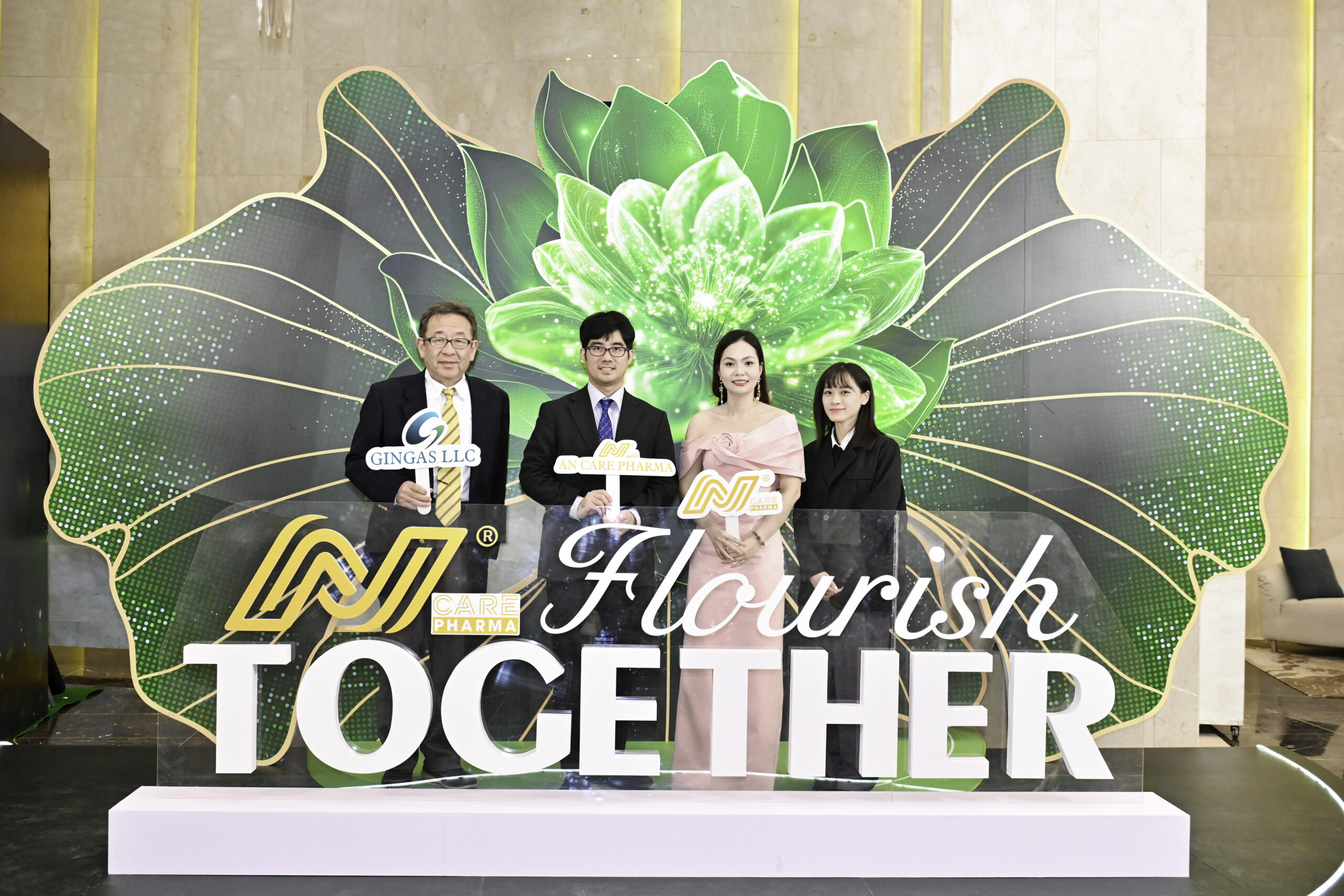 CEO AN Care Pharma cùng Giám đốc Văn phòng Tổ chức Xúc tiến Ngoại thương Nhật Bản (JETRO) và đại diện công ty Gingas LLC