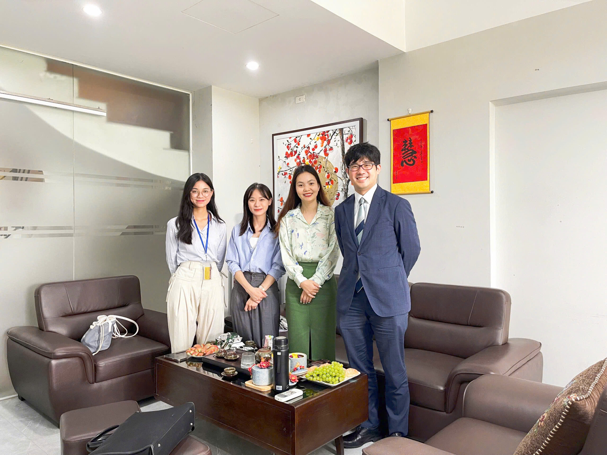 Ông Takahiro Kono - Giám đốc Văn phòng JETRO Hà Nội và bà Đào Thị Ngọc Ánh - CEO AN Care Pharma