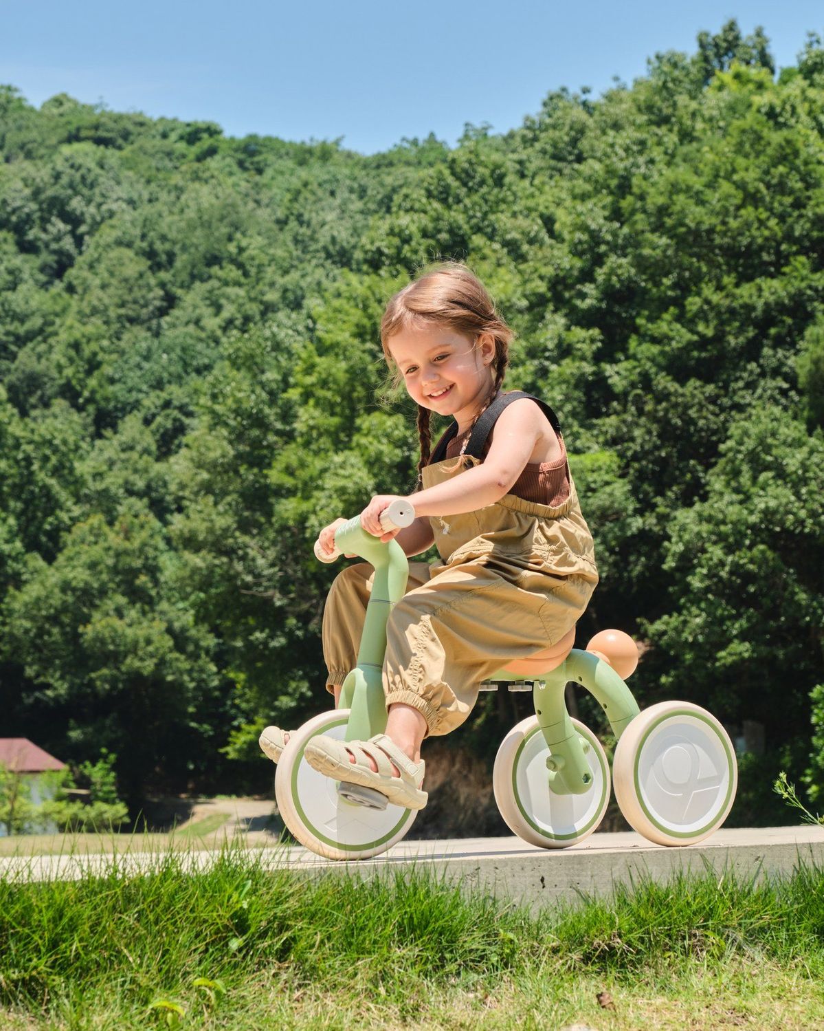 Vận động hàng ngày sẽ giúp bé giảm nguy cơ táo bón