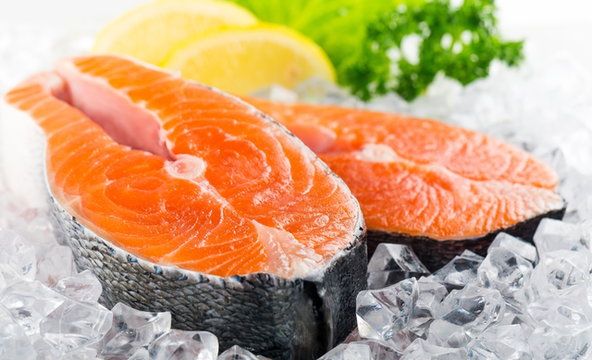 Omega-3 trong cá hồi có tác dụng chống viêm, cải thiện chức năng não bộ và giảm nguy cơ tim mạch