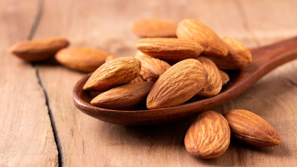 Hạnh nhân chứa chất béo lành mạnh, protein thực vật và chất xơ. 