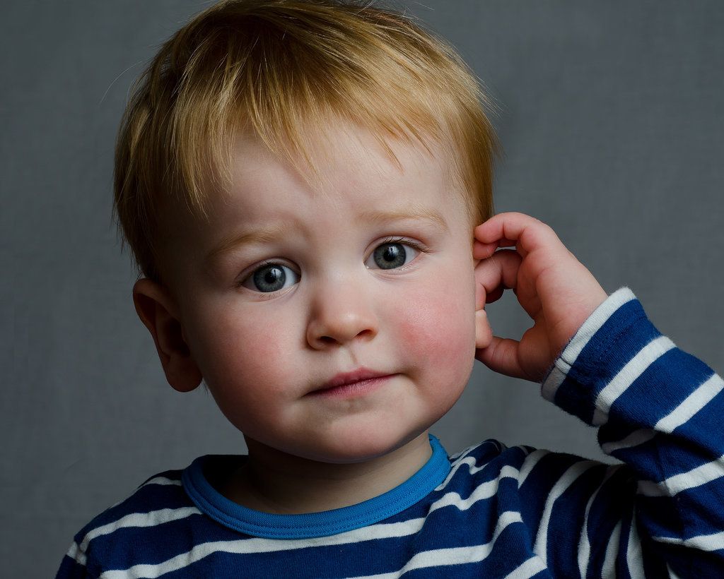 Trẻ hay kéo, dụi tai là những dấu hiệu cảnh báo viêm tai giữa