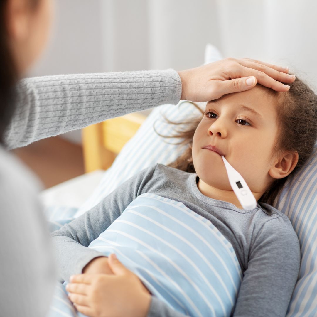 Sốt và nhiễm trùng cũng làm tăng nguy cơ mất nước.